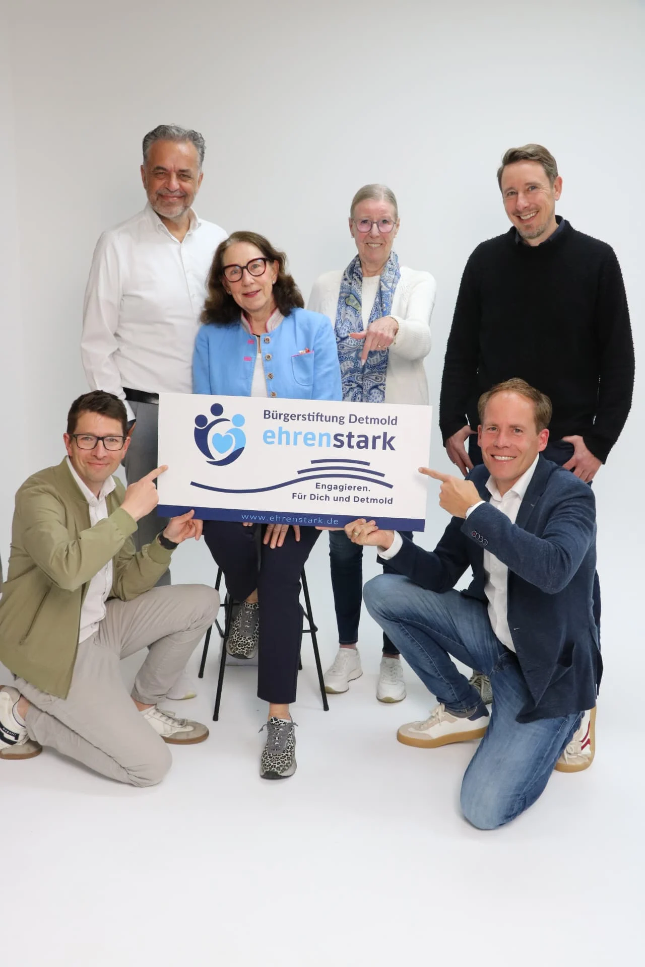 Vorstand der Bürgerstiftung Detmold mit dem Ehrenstark-Logo