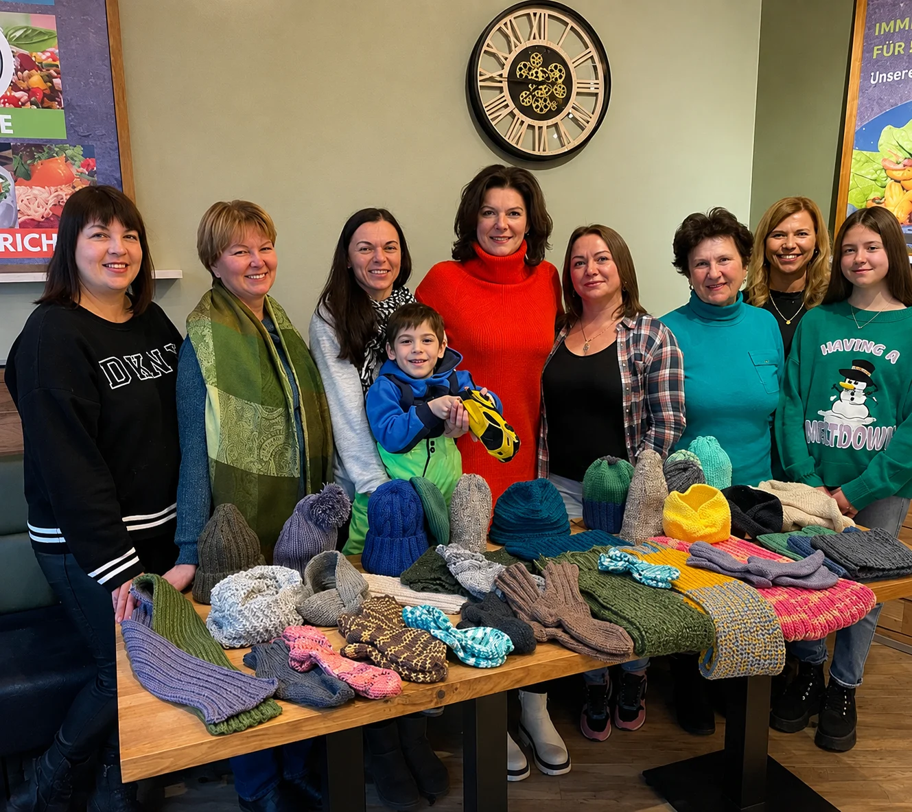 Gruppe von Frauen und einem Kind hinter einem Tisch mit selbst gestrickten Socken, Mützen und Schalen bei that’s fresh food in Detmold