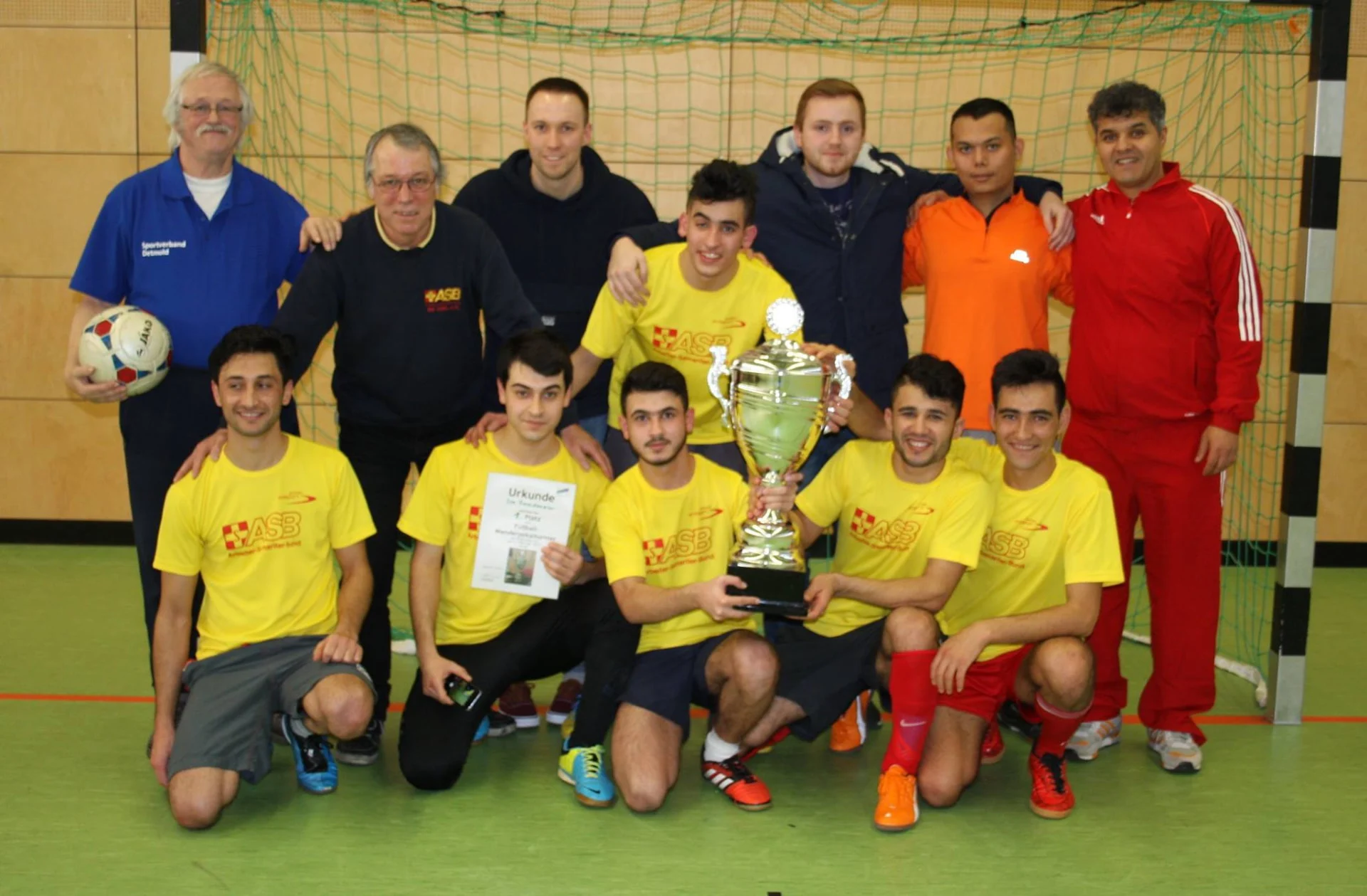Siegerteam mit Pokal und Urkunde beim Fußballturnier — Integration durch Sport