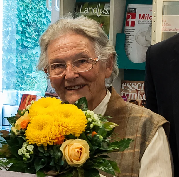 Mechthild Roth bei einer ScheckĂĽbergabe in der BĂĽcherei Hiddesen
