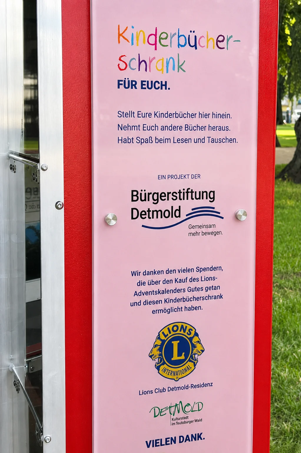 Infotafel des KinderbĂĽcherschranks mit Dank an den Lions Club Detmold-Residenz