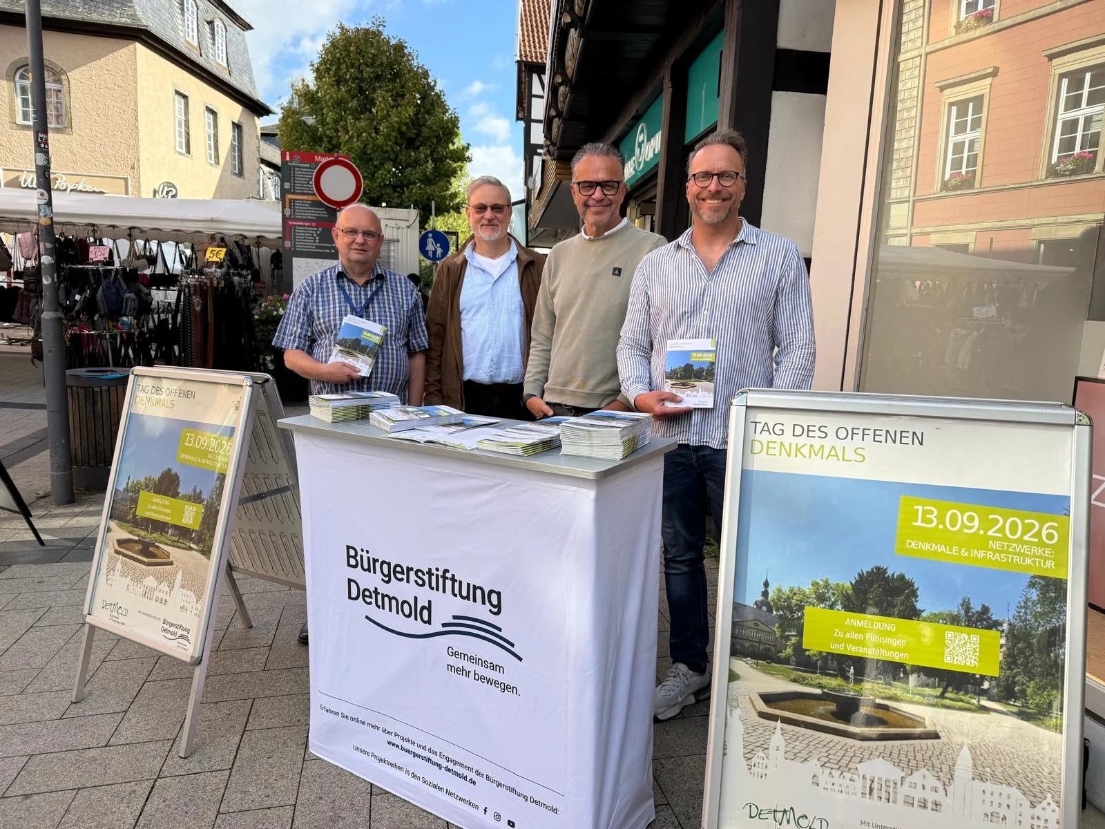 Vier Ehrenamtliche der Bürgerstiftung Detmold verteilen auf dem Marktplatz Broschüren zum Tag des offenen Denkmals 2026.