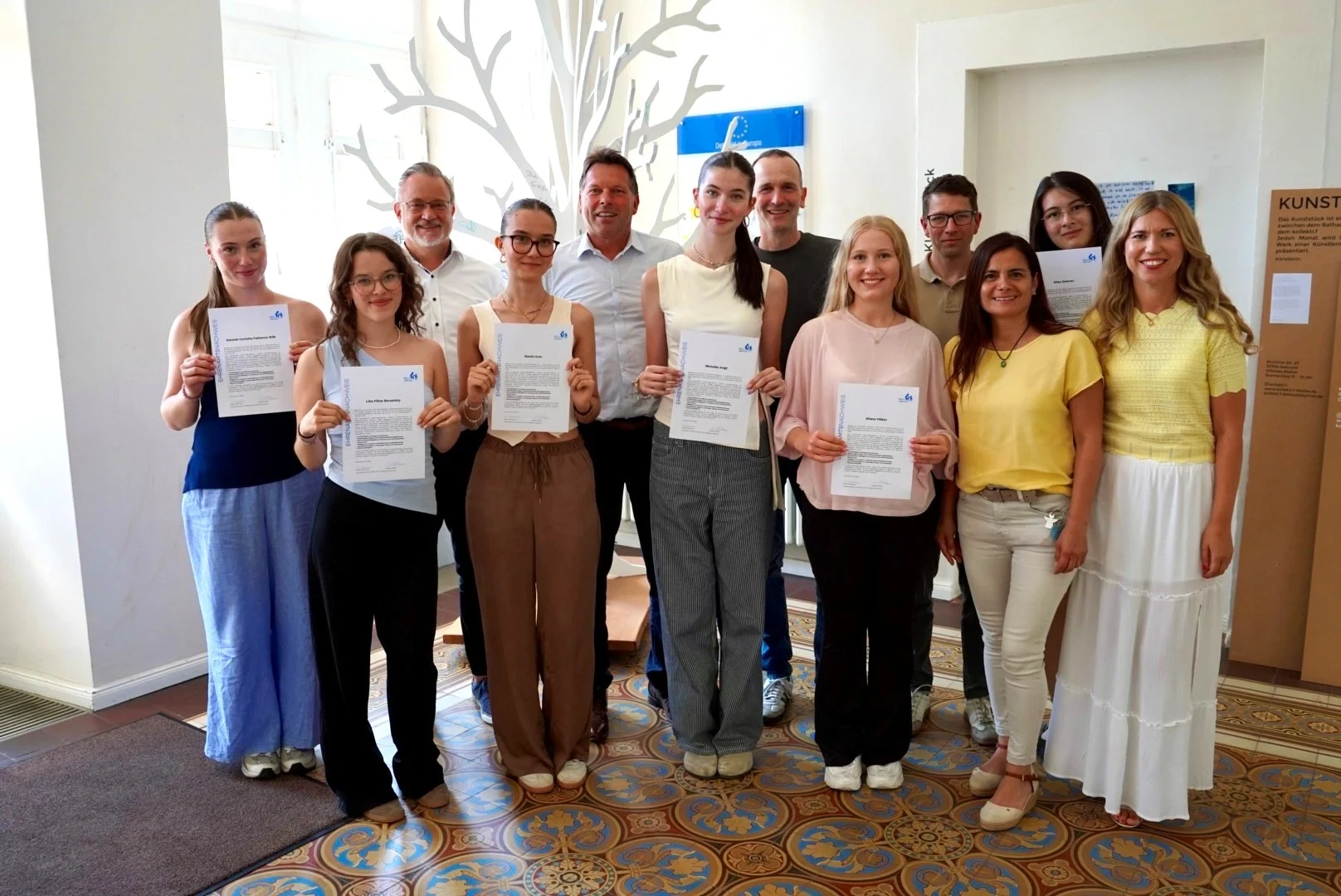 Gruppenfoto der ausgezeichneten Balus mit BĂŒrgermeister Frank Hilker, Uwe Finnern, Maik Huebner, Natali Sudermann sowie den LehrkrĂ€ften Karsten Bleumer und Rocio Hurtado-StĂŒhrenberg im Rathaus Detmold.