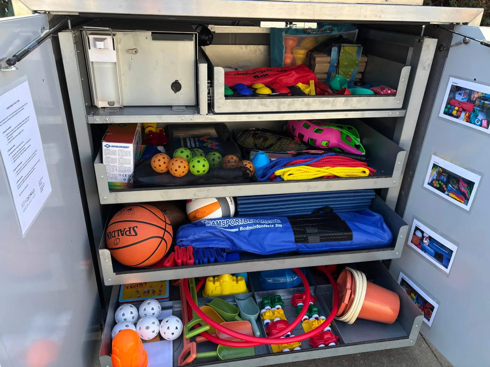 Bälle, Springseile, Schläger, Matten und mehr — die Fächer der SportBox.
