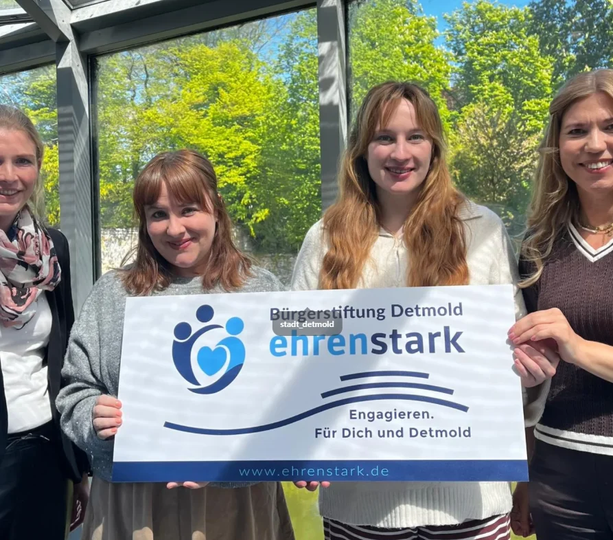 Natali und Christine vom Ehrenstark-Team der Bürgerstiftung sowie Nora und Katrin vom Ehrenamtsbüro der Stadt präsentieren gemeinsam das Ehrenstark-Logo.