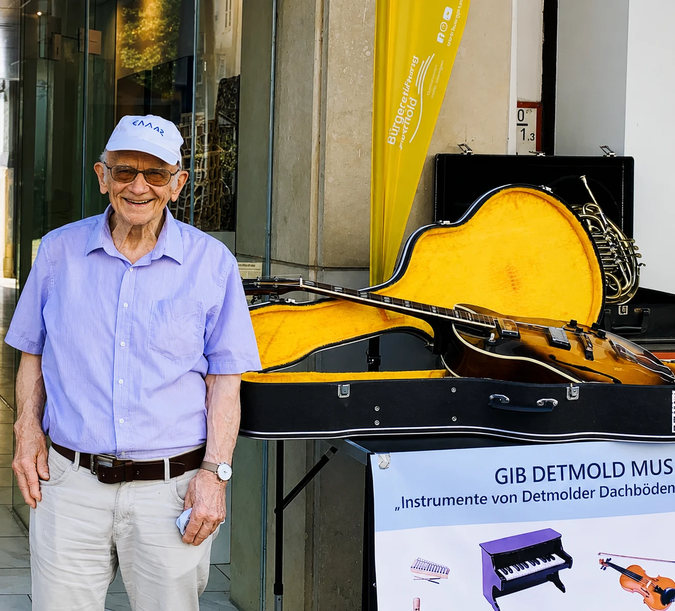 August Nagel steht neben Instrumentenkoffern bei der Aktion „Gib Detmold Musik“