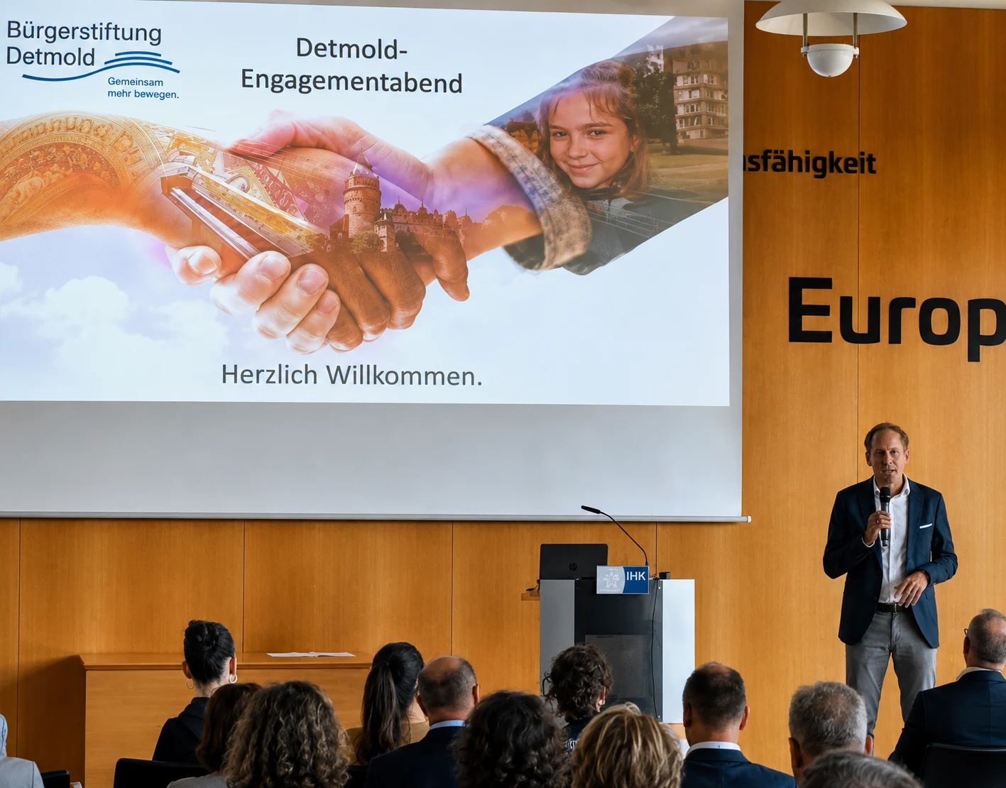 Begrüßung beim Detmolder Engagement Abend vor der Willkommensfolie der Bürgerstiftung Detmold.