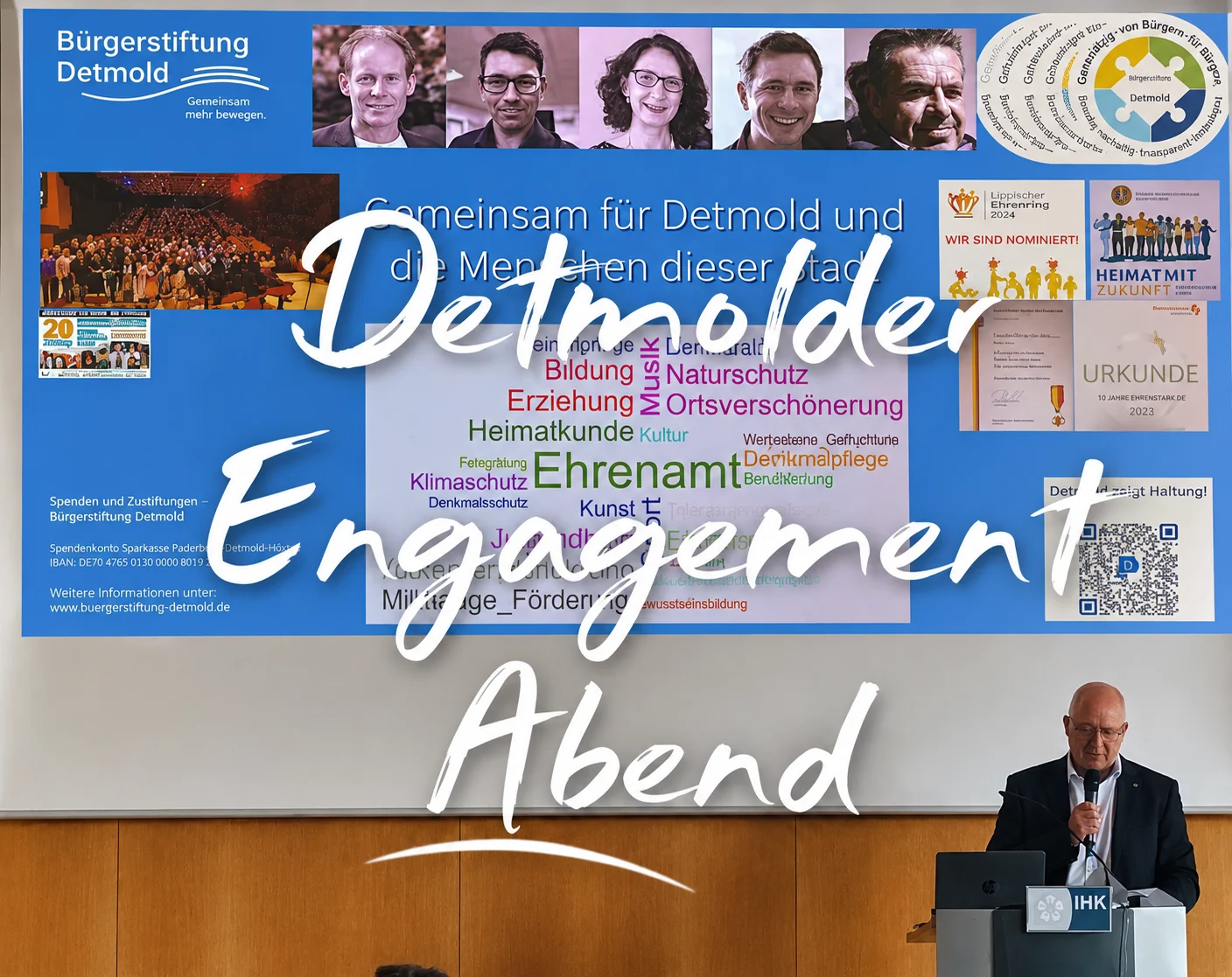 Bühne des Detmolder Engagement Abends mit Präsentationswand der Bürgerstiftung Detmold und Redner am Pult.