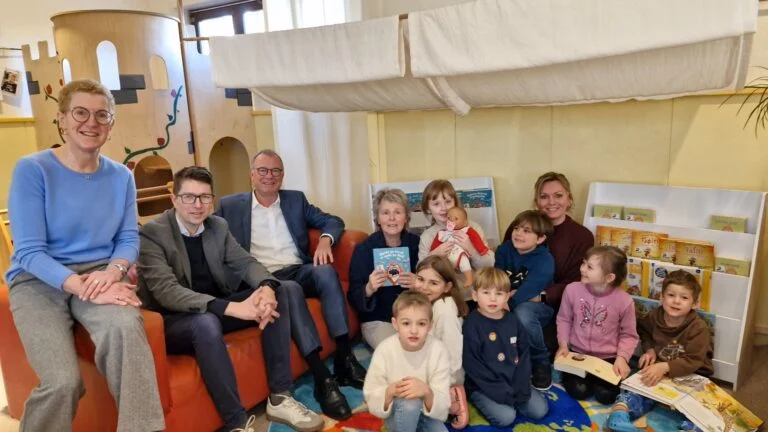 Kinder und Ehrenamtliche in der neuen Kita-Vorlese-Oase