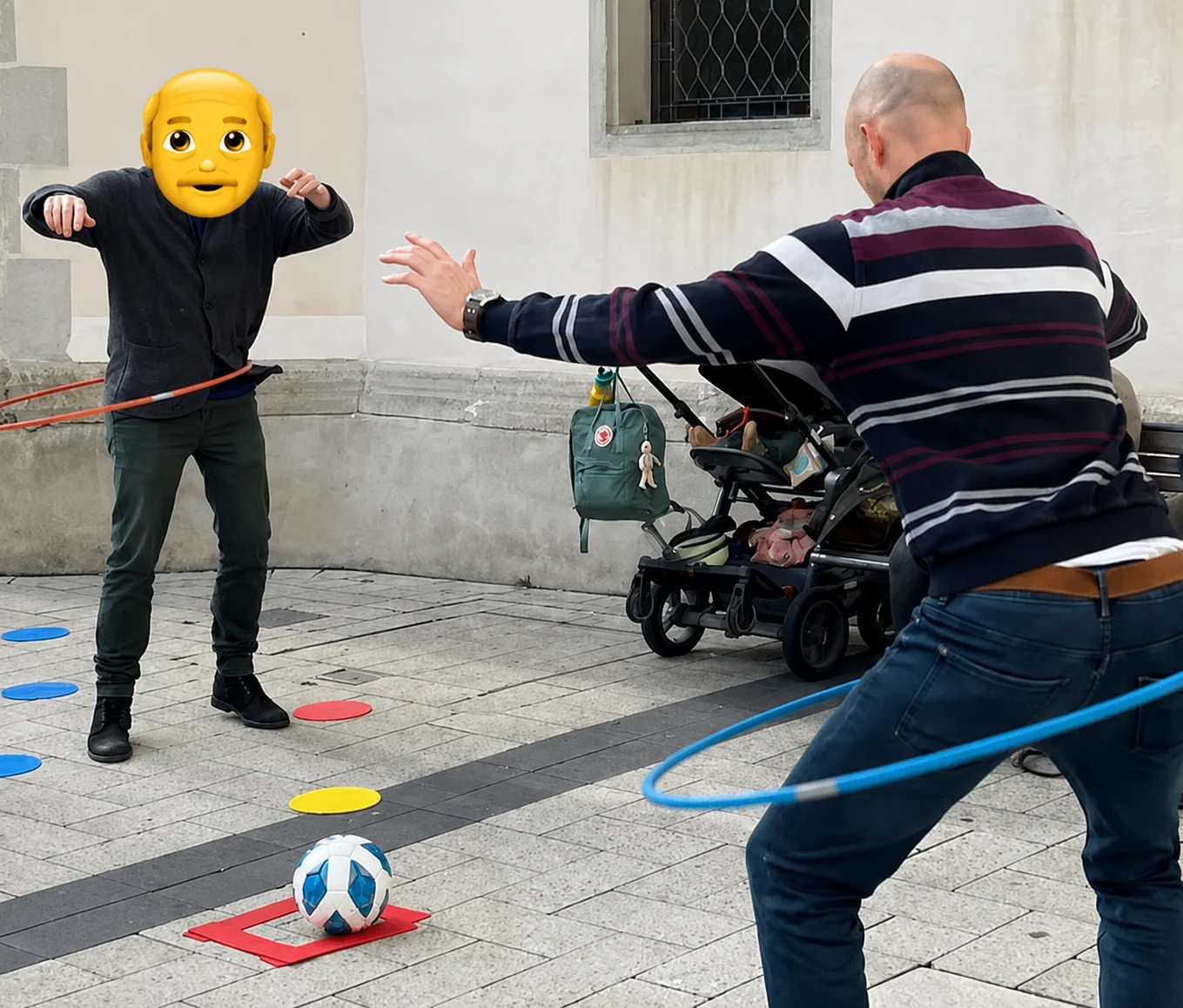 Bewegung fĂĽr alle: Hula-Hoop, Ball und Koordinationsspiele mitten in der Innenstadt.