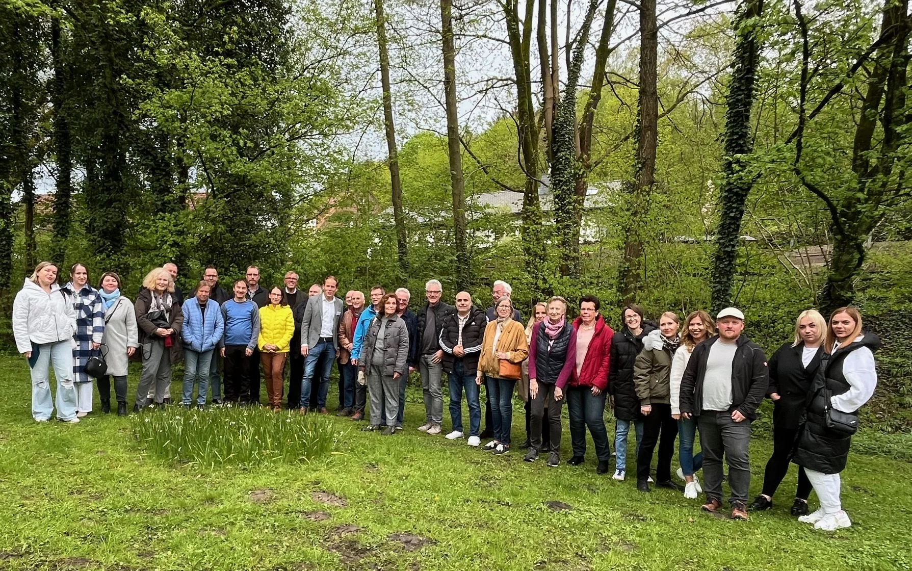 Große Gruppe Ehrenamtlicher der Bürgerstiftung Detmold beim gemeinsamen Danke-Abend im Grünen