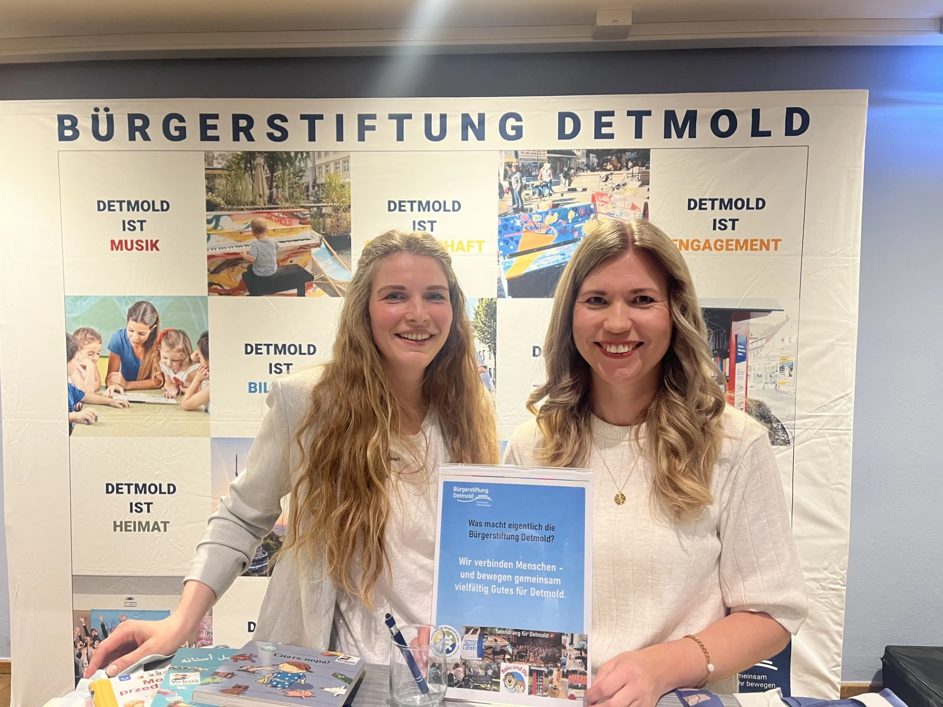 Natali und Christine am Stand der BĂĽrgerstiftung Detmold beim Marktplatz Ehrenamt