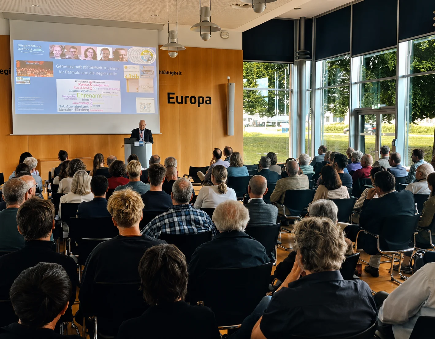 Voll besetzter Saal der IHK beim Detmolder Engagement Abend.