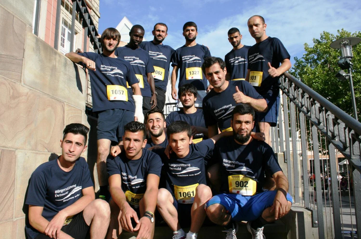 Läufergruppe in Bürgerstiftungs-Trikots auf der Treppe vor dem Start des Residenzlaufs