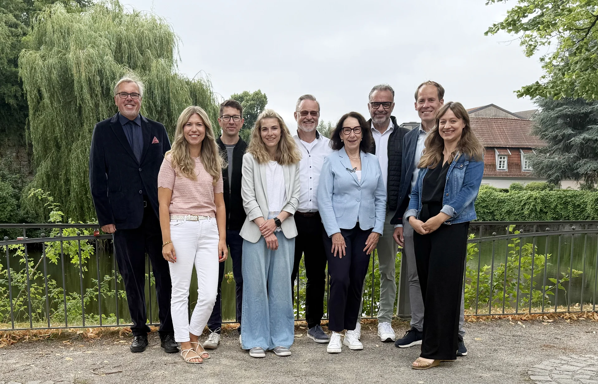 Gruppenfoto an der Werre: Bernd Dohn, Natali Sudermann, Maik Huebner, Christine Riedel, Uwe Finnern, Astrid Illers, Carsten Steinecker, Kay Sandmann-Puzberg und Sarah Schwarz blicken gemeinsam in die Zukunft der BĂĽrgerstiftung Detmold.