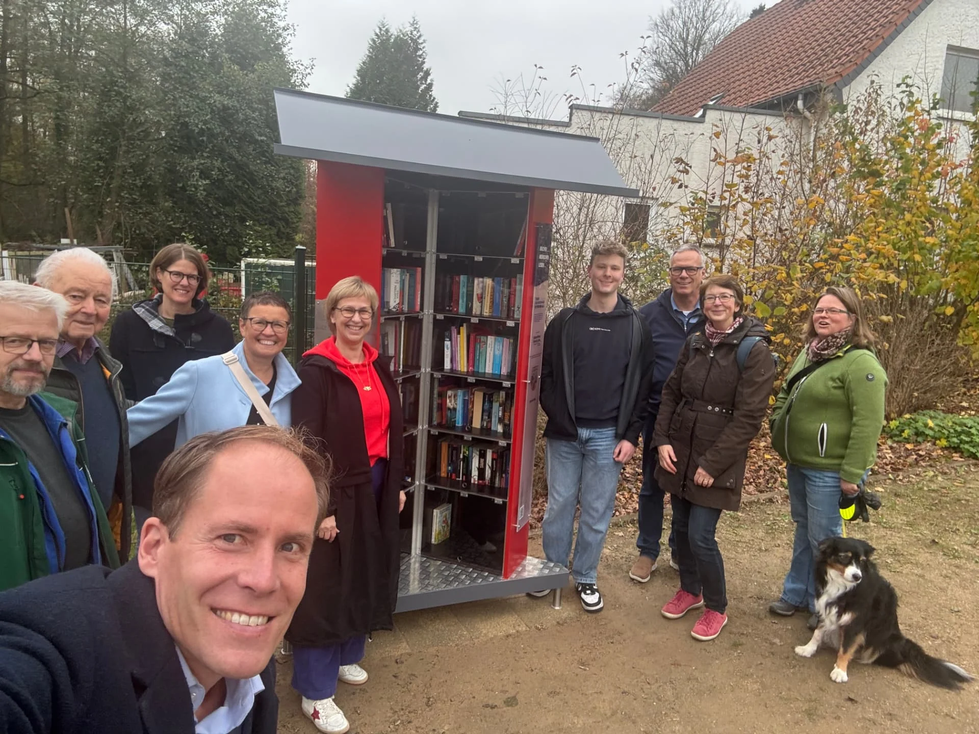 Gruppenfoto bei der Eröffnung des 13. Bücherschranks in Detmold-Berlebeck