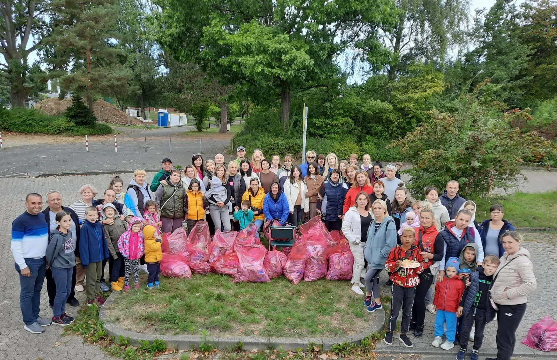 GroĂźe Gruppe nach einer gemeinsamen MĂĽllsammelaktion in Detmold