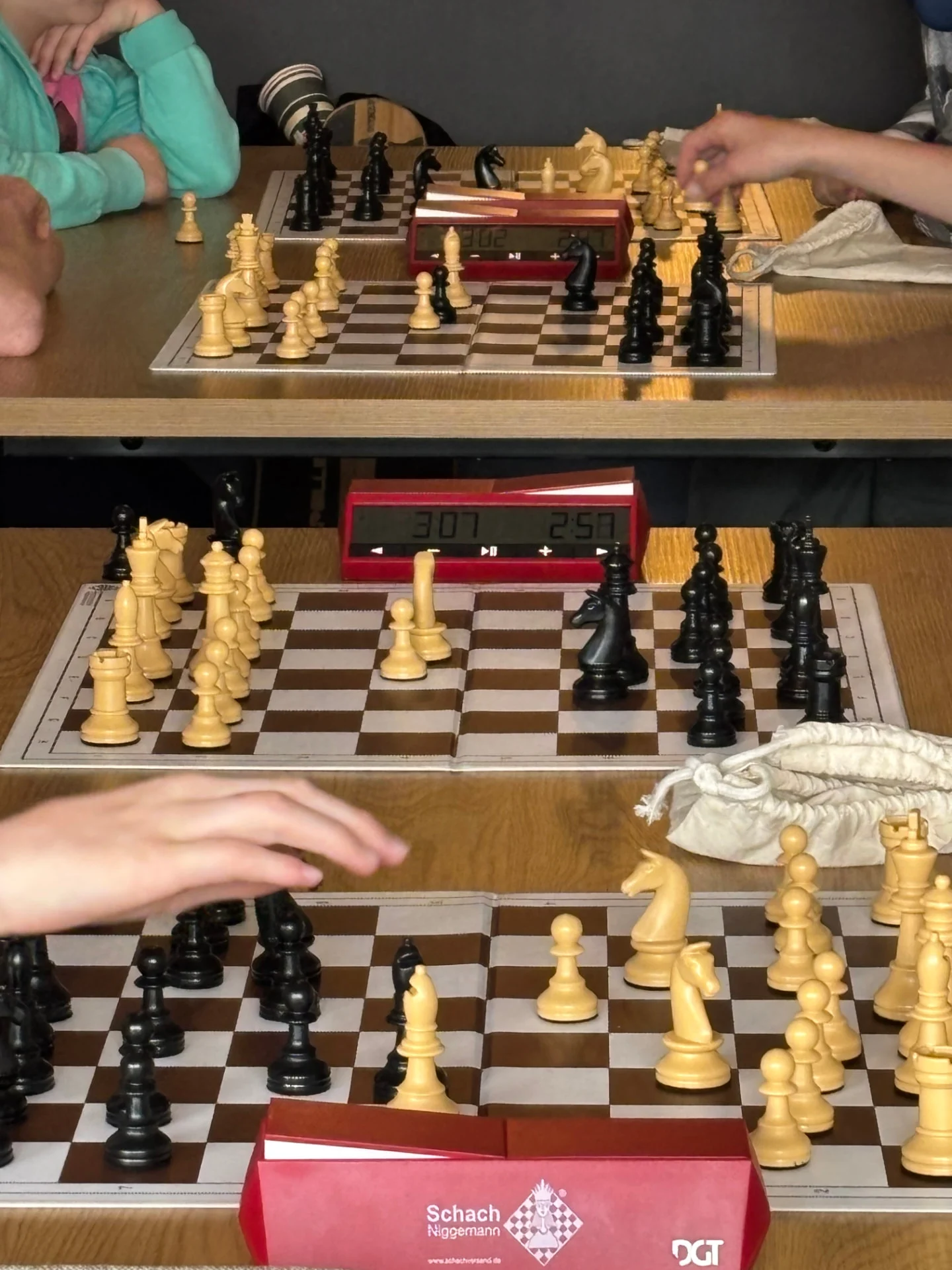 Mit Uhr und Notation — Training auf mehreren Brettern gleichzeitig.