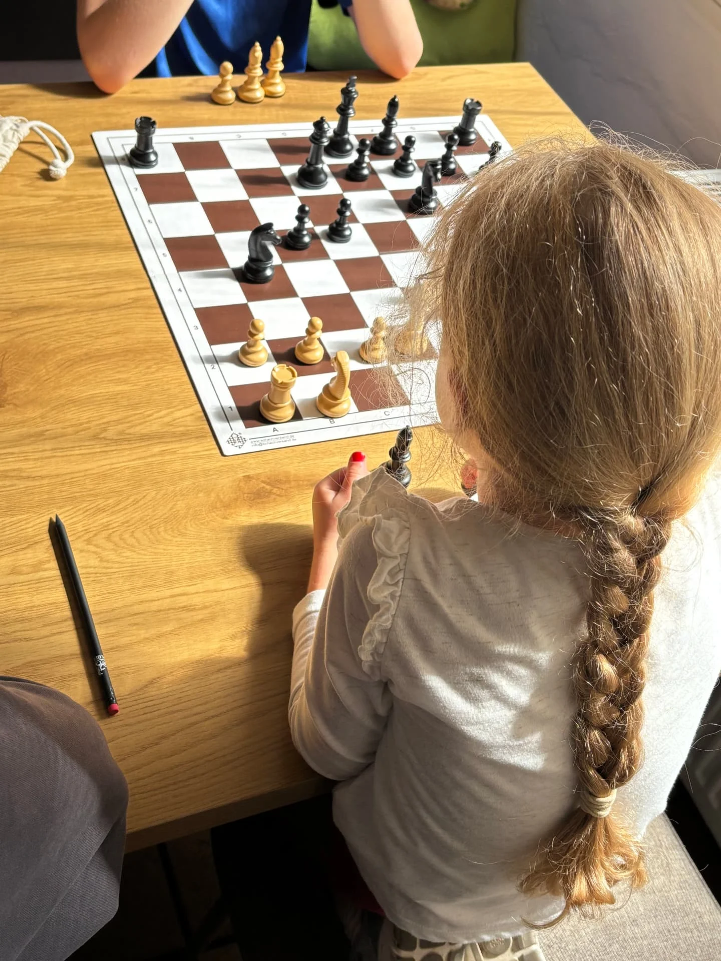 Konzentriert am Brett: Schach lernen im Café HerzStück.